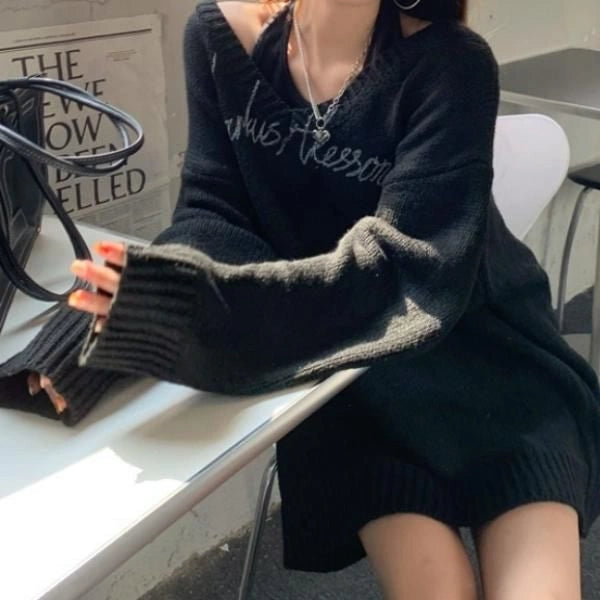 Two-Piece Set of 2 Front Logo V-Neck Knit Sweaters in Two Colors - 2XL