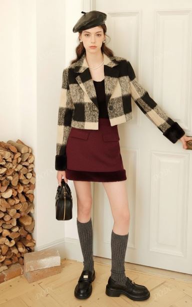 CROPPED, BLACK AND BEIGE CHECKERED WOOL JACKET WITH A NOTCHED LAPEL AND FAUX-FUR TRIM ON THE CUFFS. - M